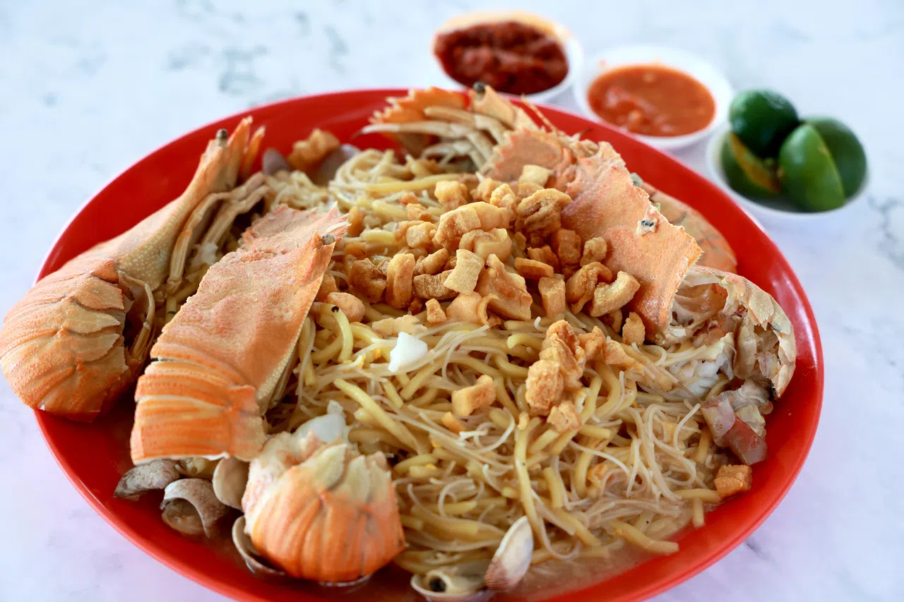 啦啦虾婆炒福建面，吸饱海鲜汤汁，还有满满的猪油渣，味道鲜香。（龙国雄摄）