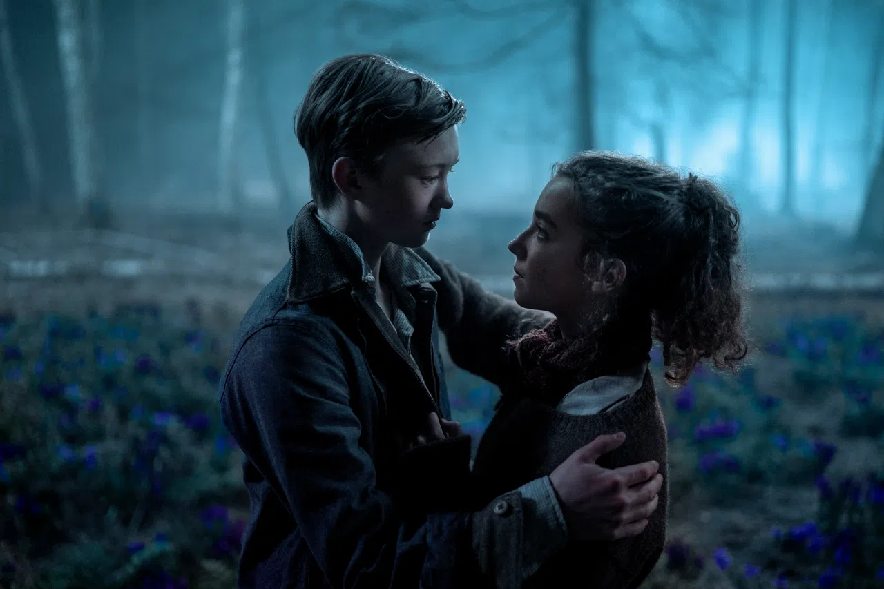 奥兰多施韦尔特（左）和阿莉埃拉格拉瑟共谱大时代下的青葱爱情。（创艺电影提供）