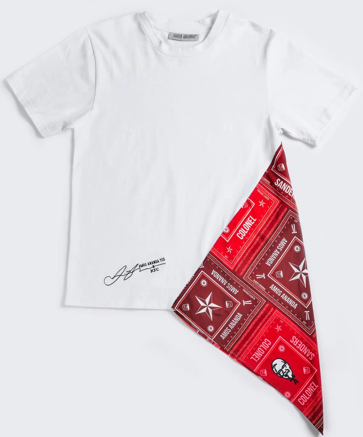 不对称的T恤左腰部缝上一片对折成三角形的红色“KFC X Amos Ananda”印花颈巾。（肯德基新加坡提供照片）