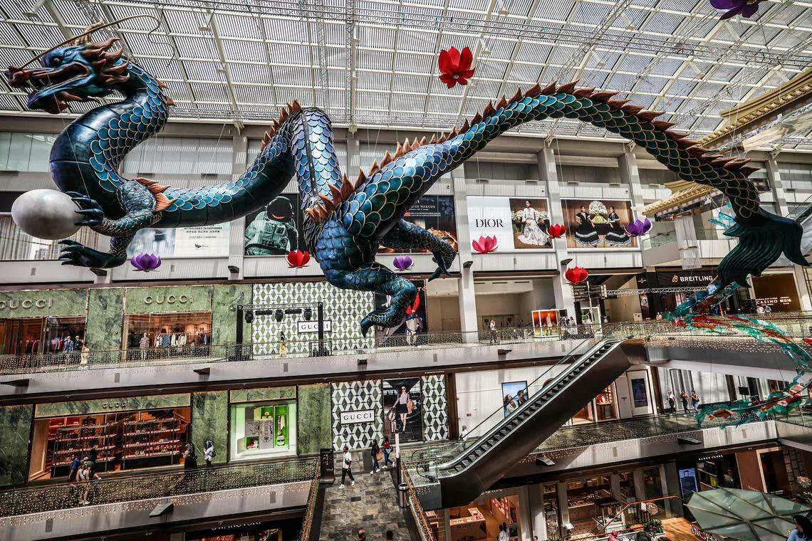 滨海湾金沙商场内，一条约40米长的青龙腾空飞舞戏明珠，设计庄严细致。（关俊威摄）
