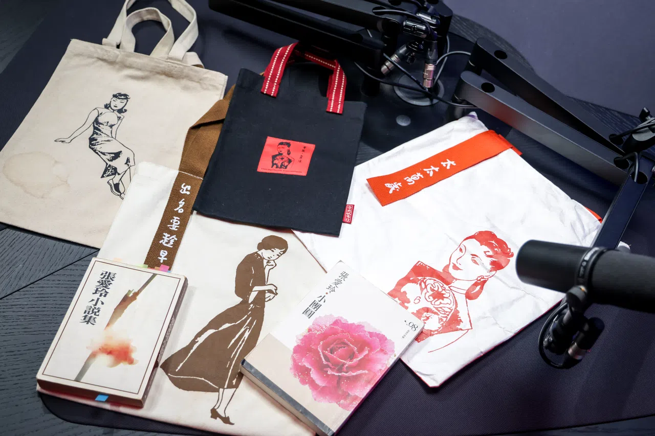 “私家张探社”社长兼探员林方伟秀出个人收藏，包括印上“出名要趁早”和“太太万岁”字样的帆布包。（叶振忠摄）