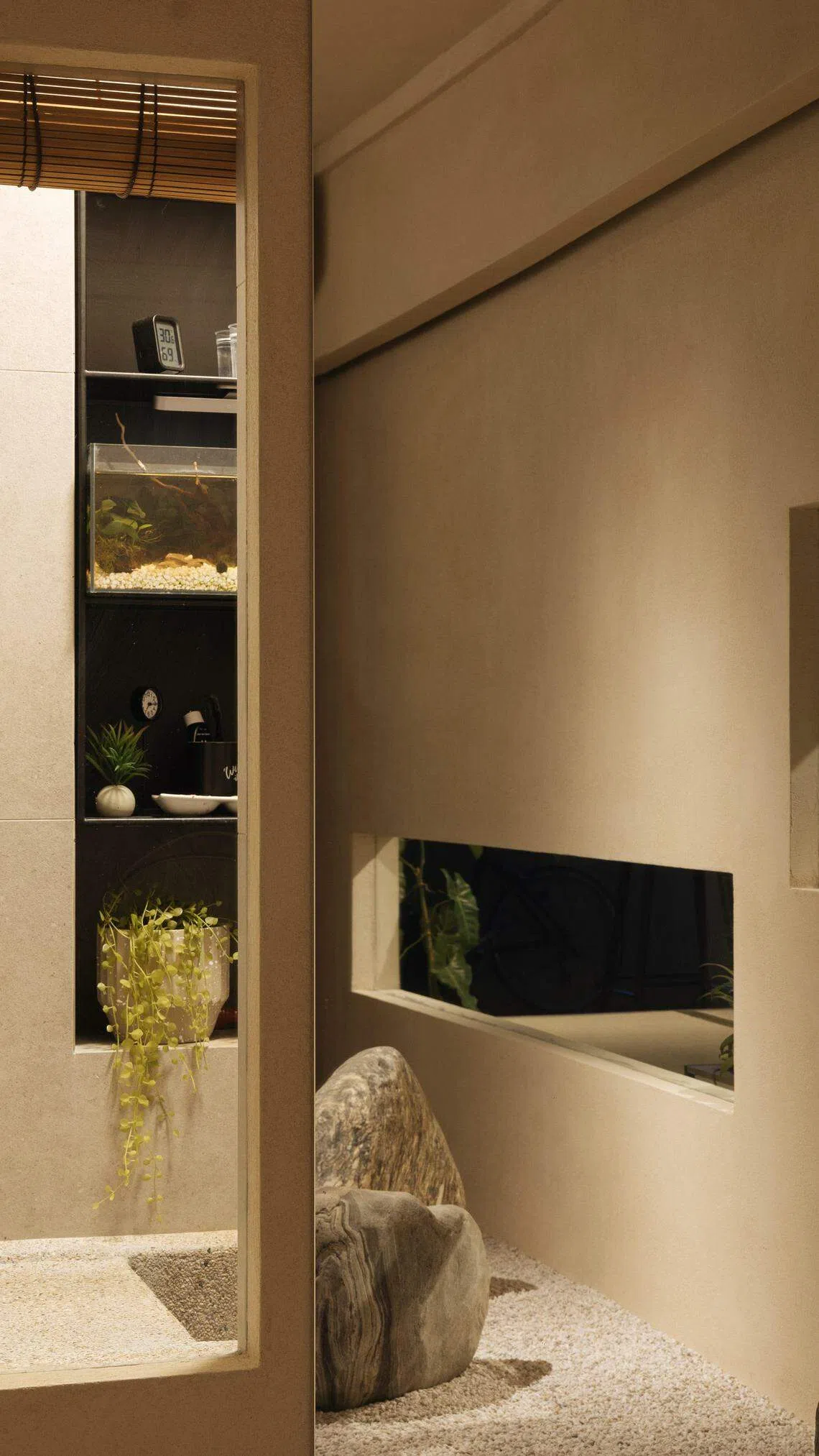 单位内木工的一般深色木材美学与灰白色燕麦色均匀纹理的油漆墙形成对比。（PI Architects）