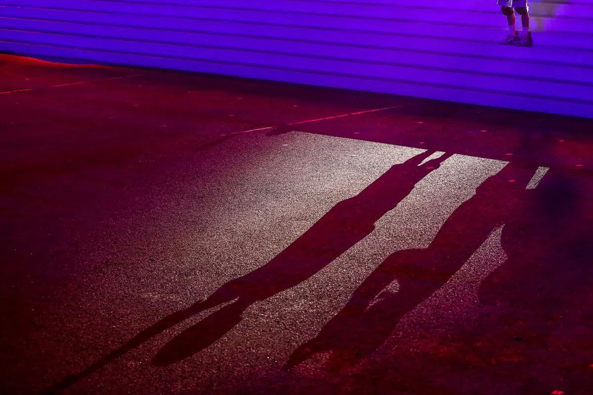 在灯光照射下，舞台上表演者的影子跟着舞动。（陈斌勤摄）