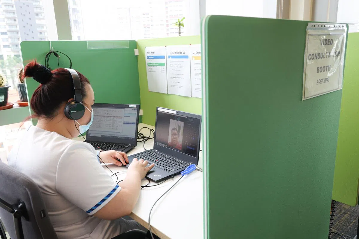 黄康祥在家康复两个星期，负责照料他的中央医院医疗团队期间会每天定时进行线上会诊。（李冠卫摄）