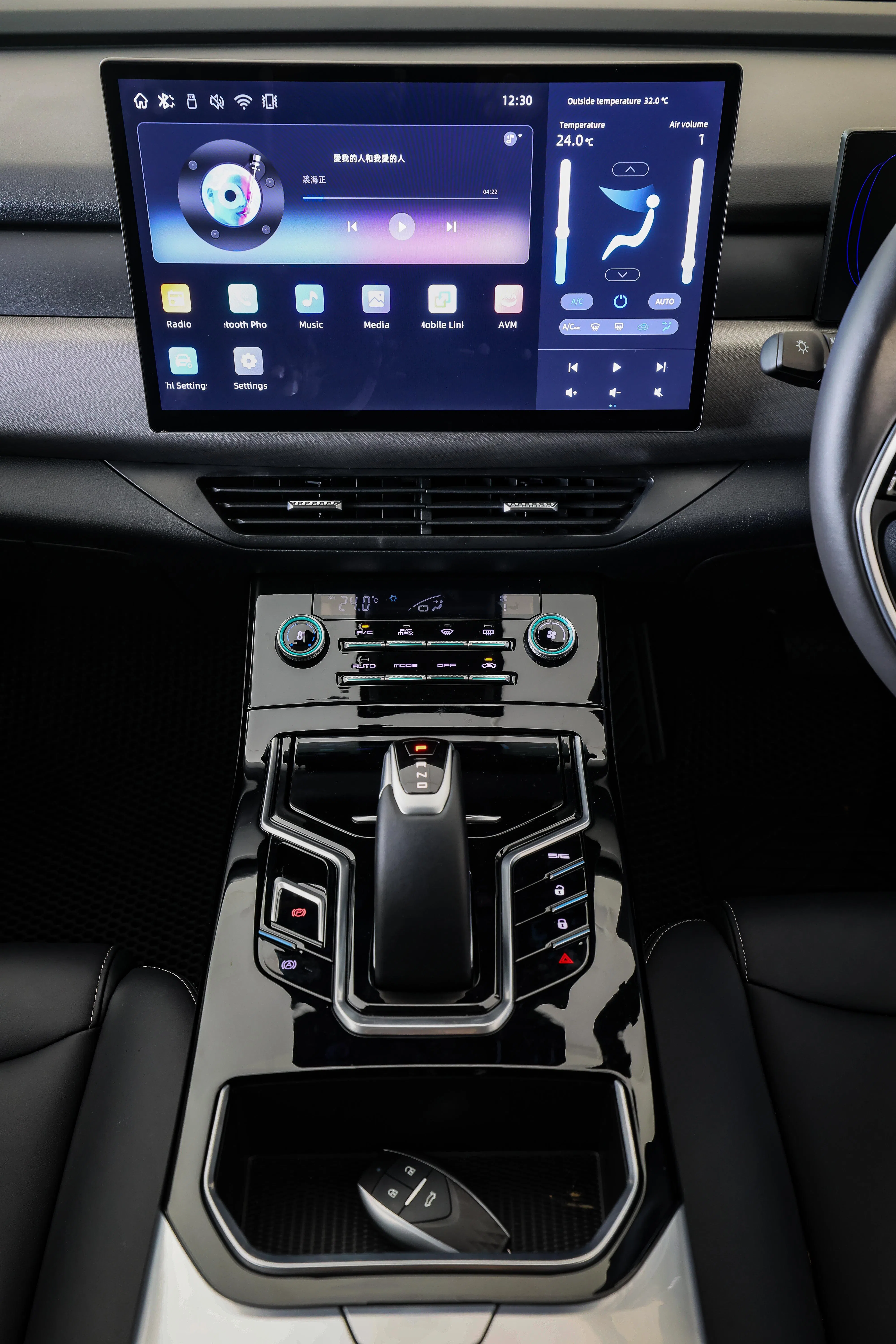 中控台下方有无线充电座，但没有杯架。（龙国雄摄）