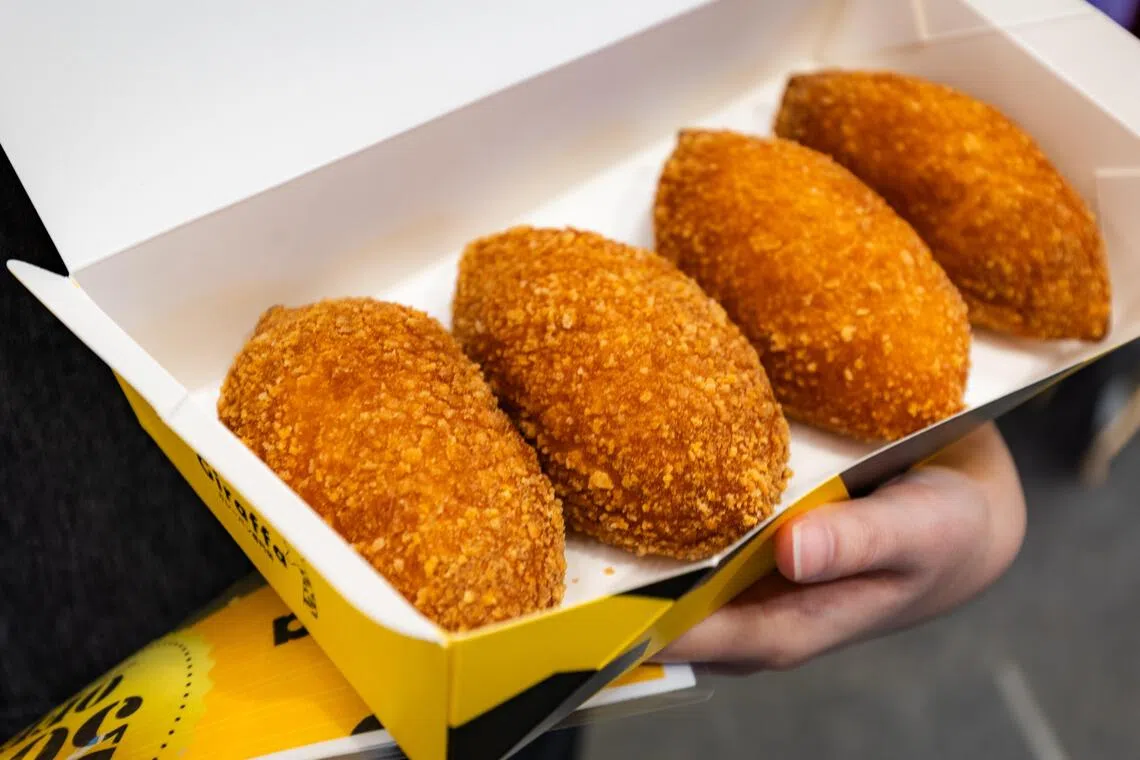 Giraffa主打炸芝士咖喱面包。（怡丰城提供）