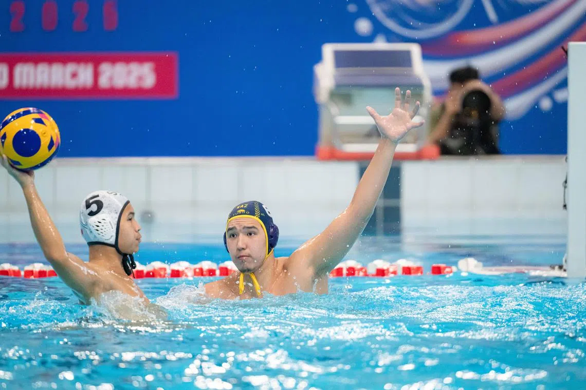 我国男队队长罗德骏（左）此役发挥出色，上演了帽子戏法。（新加坡泳联提供）