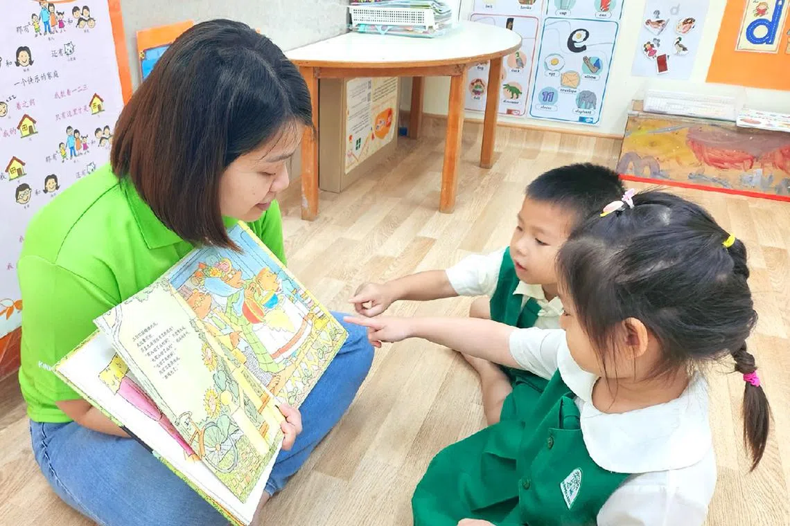 华文老师用互动的方式讲故事，与幼儿自然地交流。（图/馨乐园提供）