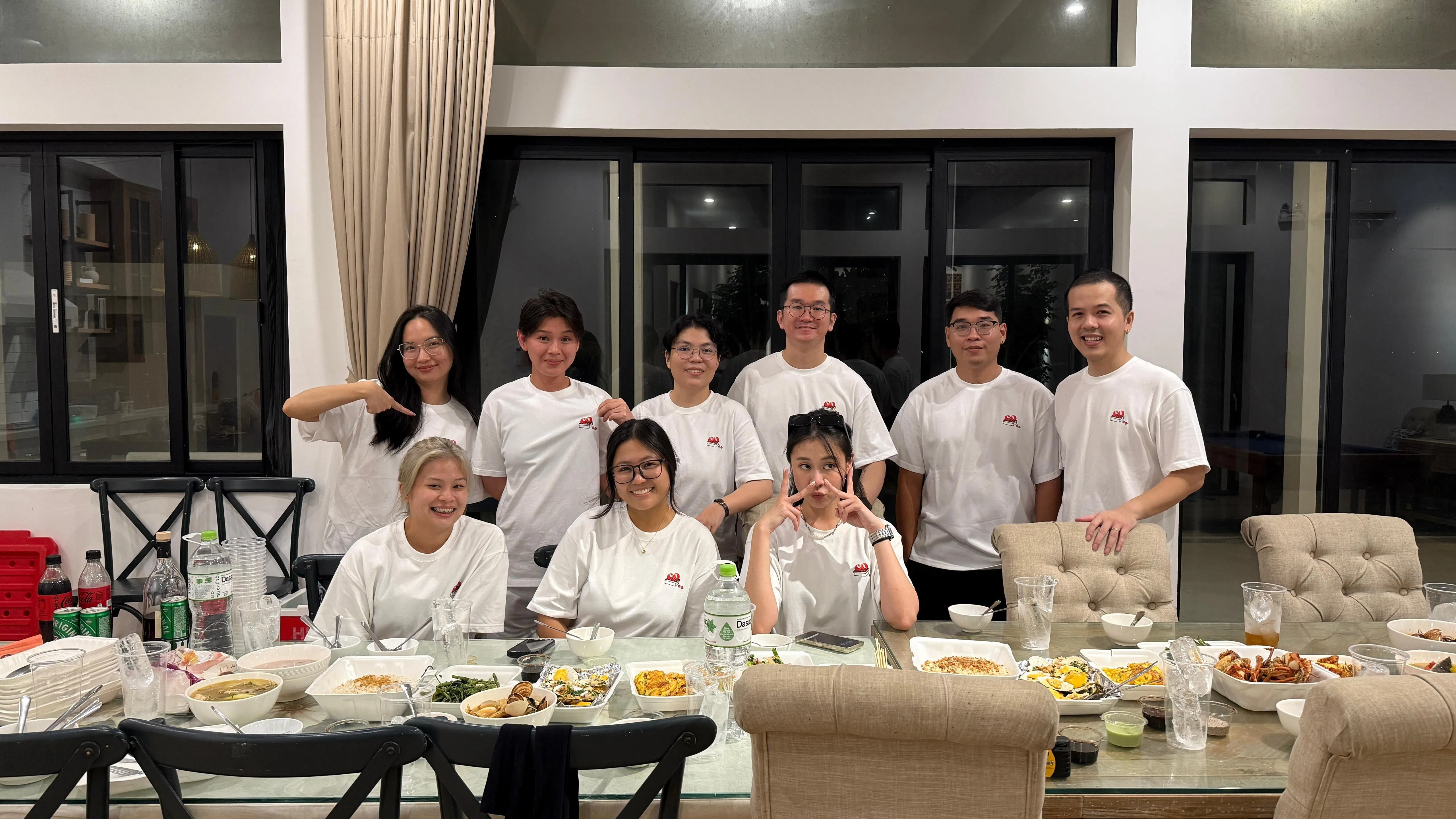 食光传媒总监兼创始人王倍诗（后排左二）与团队，专注于AI无法复制的“人类层面”技能。（受访者提供）