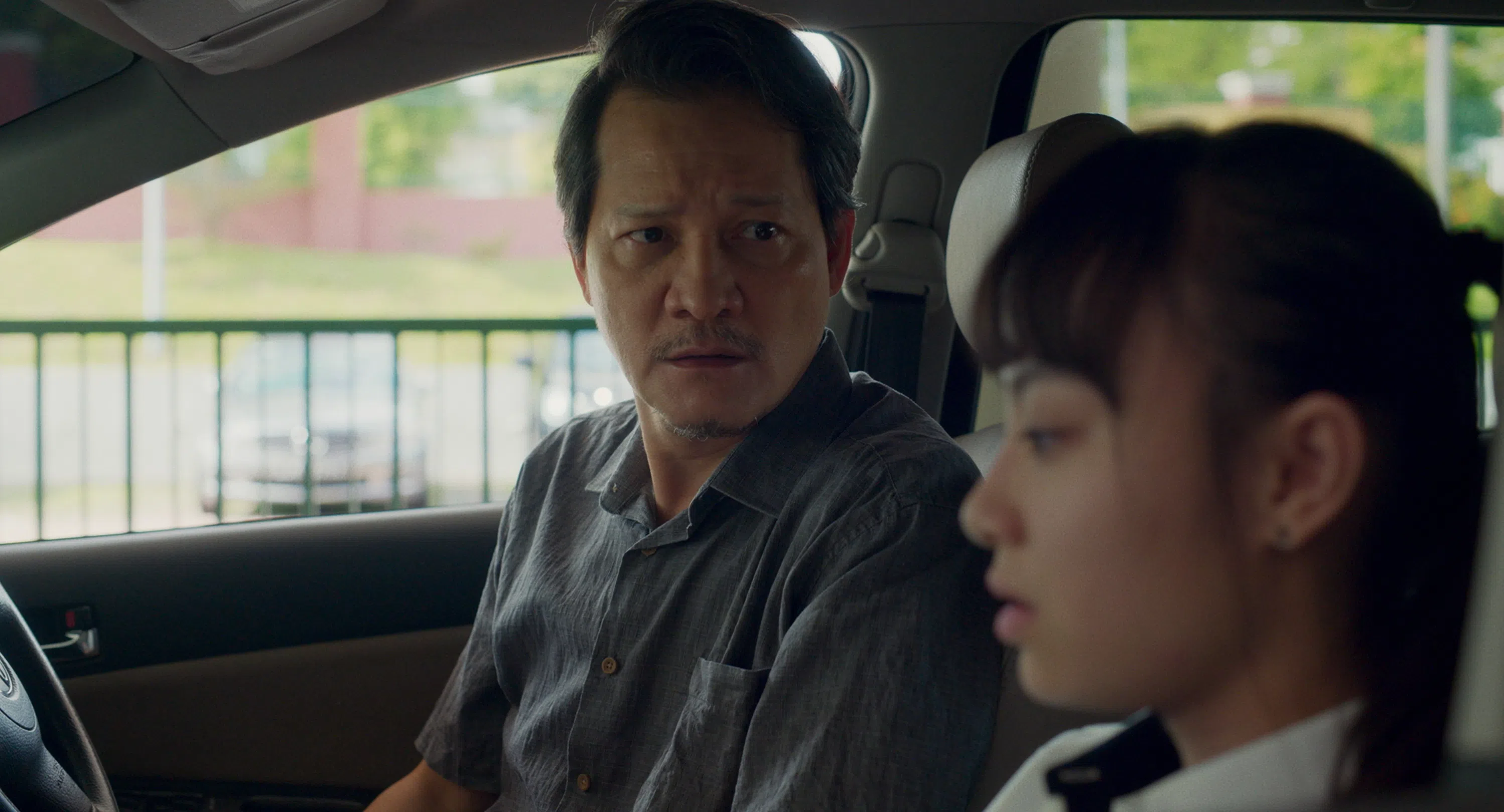 新加坡演员宏荣（左）扮演主角白田迪巴耶的父亲，但戏份不多。（Potocol提供）