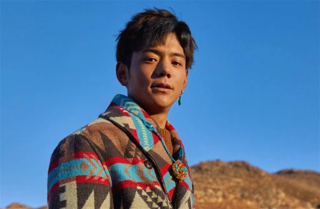 藏族男孩丁真佩戴的绿松石耳饰，透出野生自然美。（互联网）