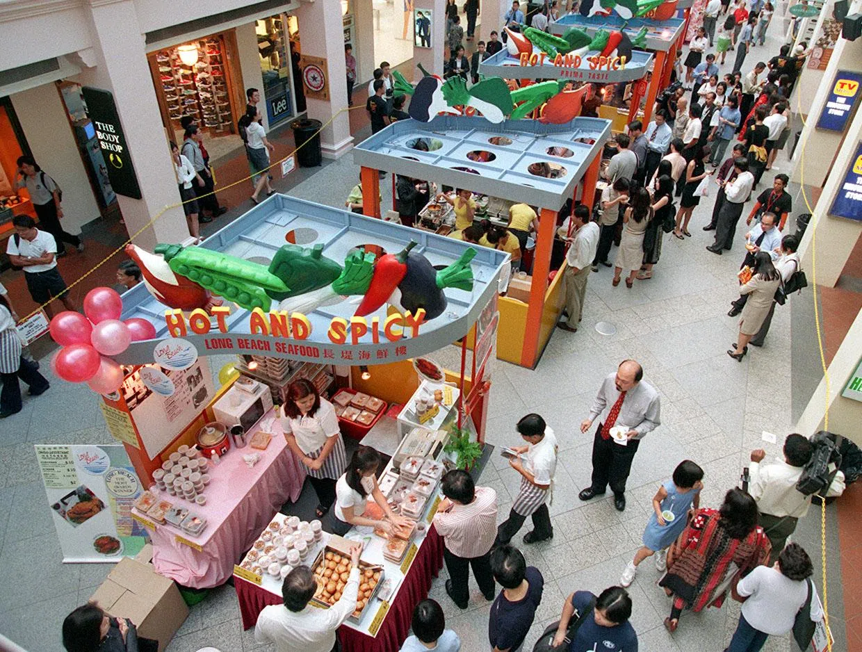 2000年举办的第7届新加坡美食节在白沙浮商业城举行。（档案照片）
