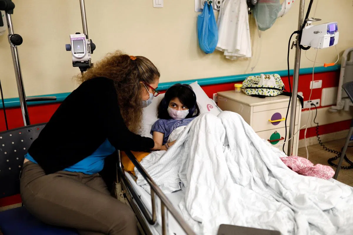以色列一名10岁女童在诊所接受“长期冠病”治疗。图：路透社