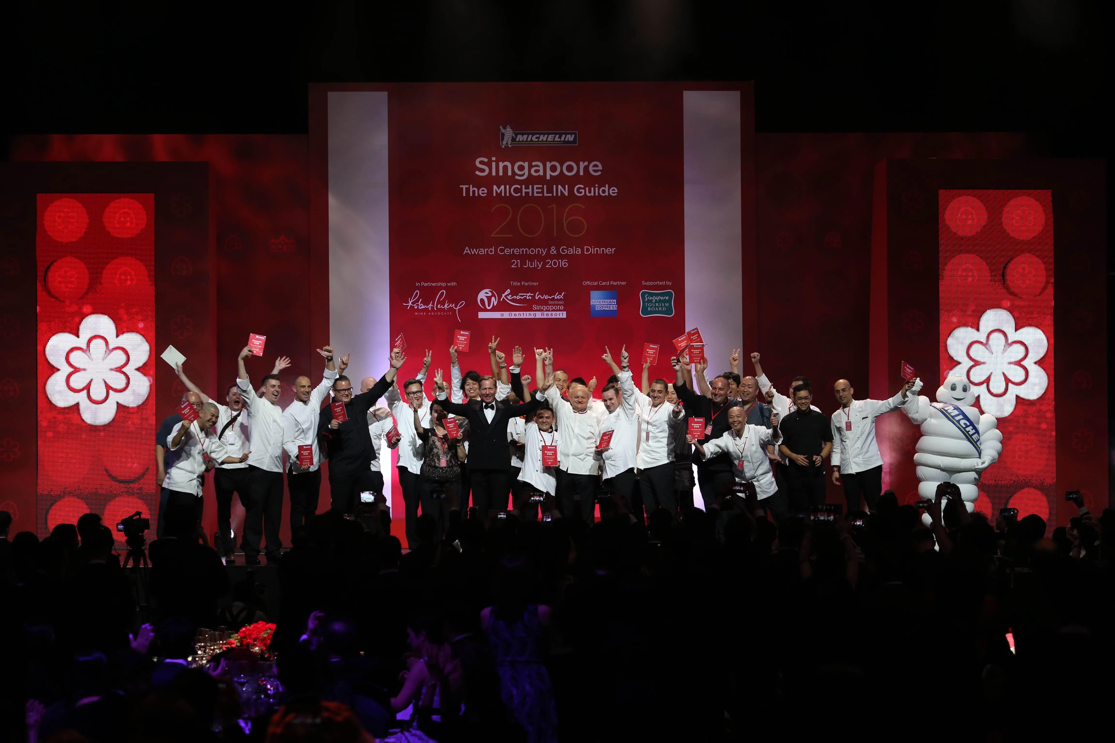 2016年，新加坡首次发布《米其林指南》，其中大华猪肉粿条面与了凡油鸡饭面荣获米其林一星，成为星级小贩代表。（档案照片）