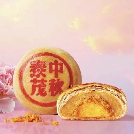 鸳鸯蛋黄月饼结合香辣肉松和绿豆沙。（品牌提供）