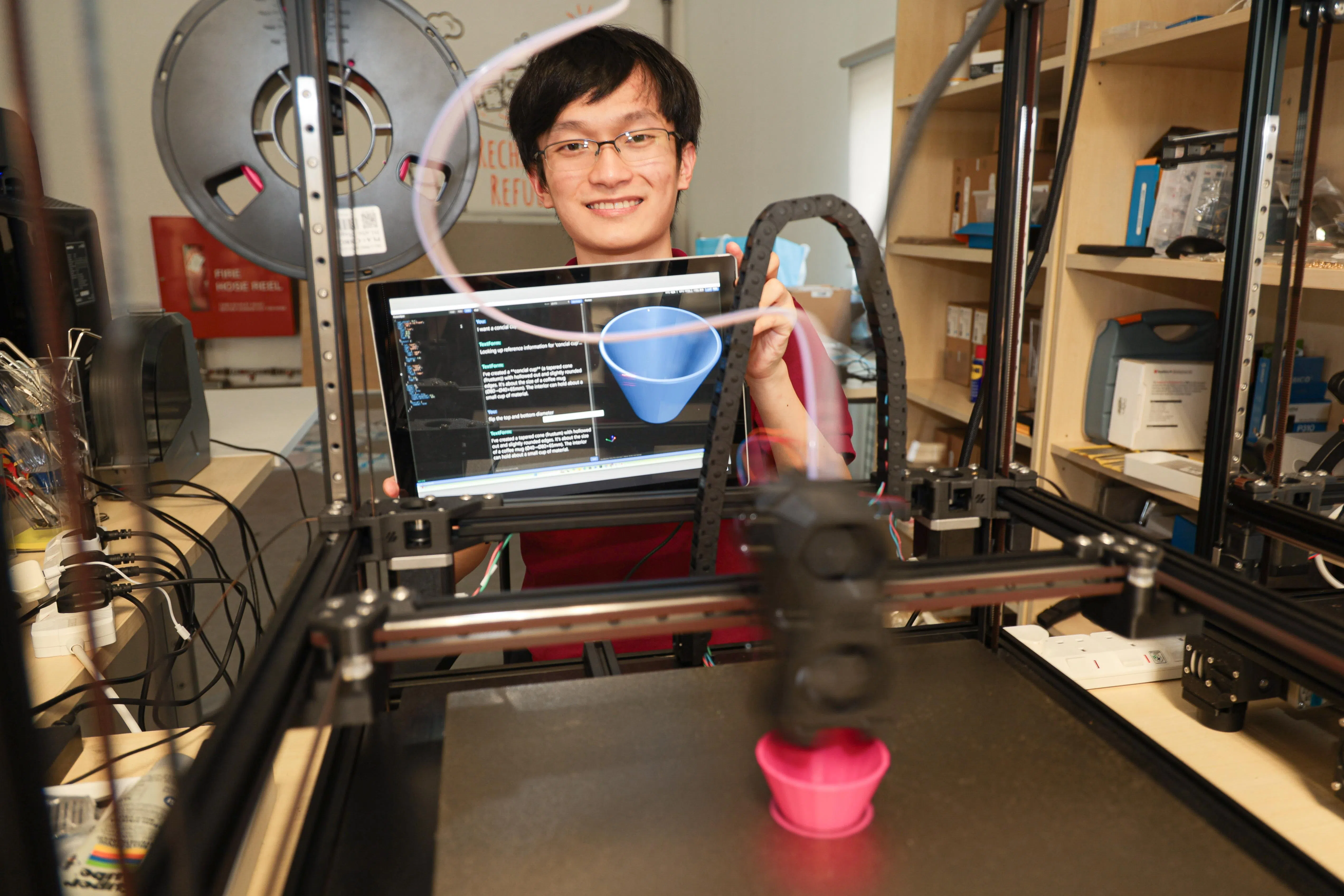 新加坡科技设计大学的王康倢研发了一款名为TextForm的3D打印原型系统，让没有相关背景的人也能通过文字描述下达指令，生成自己想要的模型，并用3D打印机打出实体。（李冠卫摄）