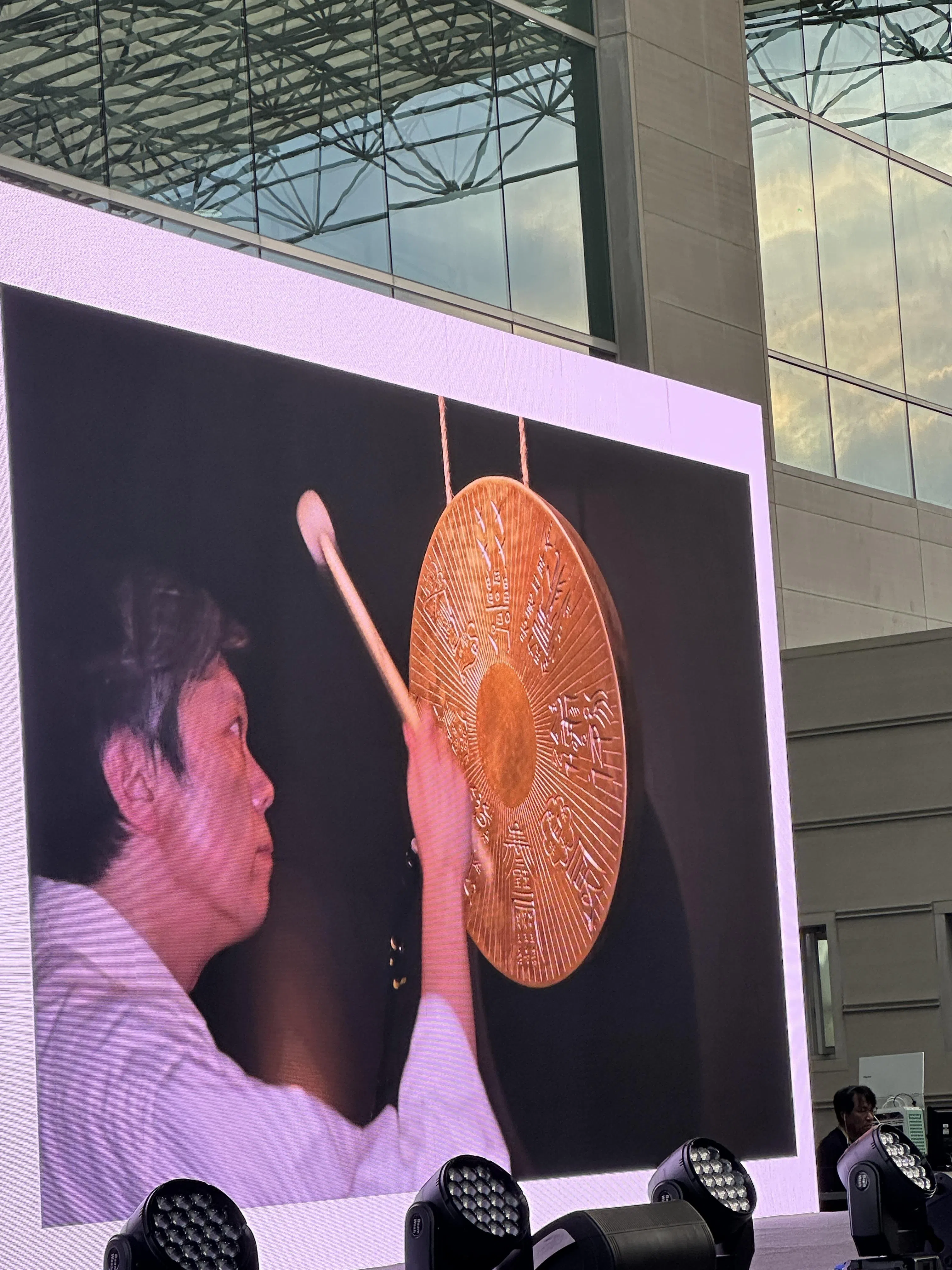 首尔艺术家权炳俊与朴赞景在双年展主展为开幕嘉宾呈献金属乐器演奏。（黄向京摄）