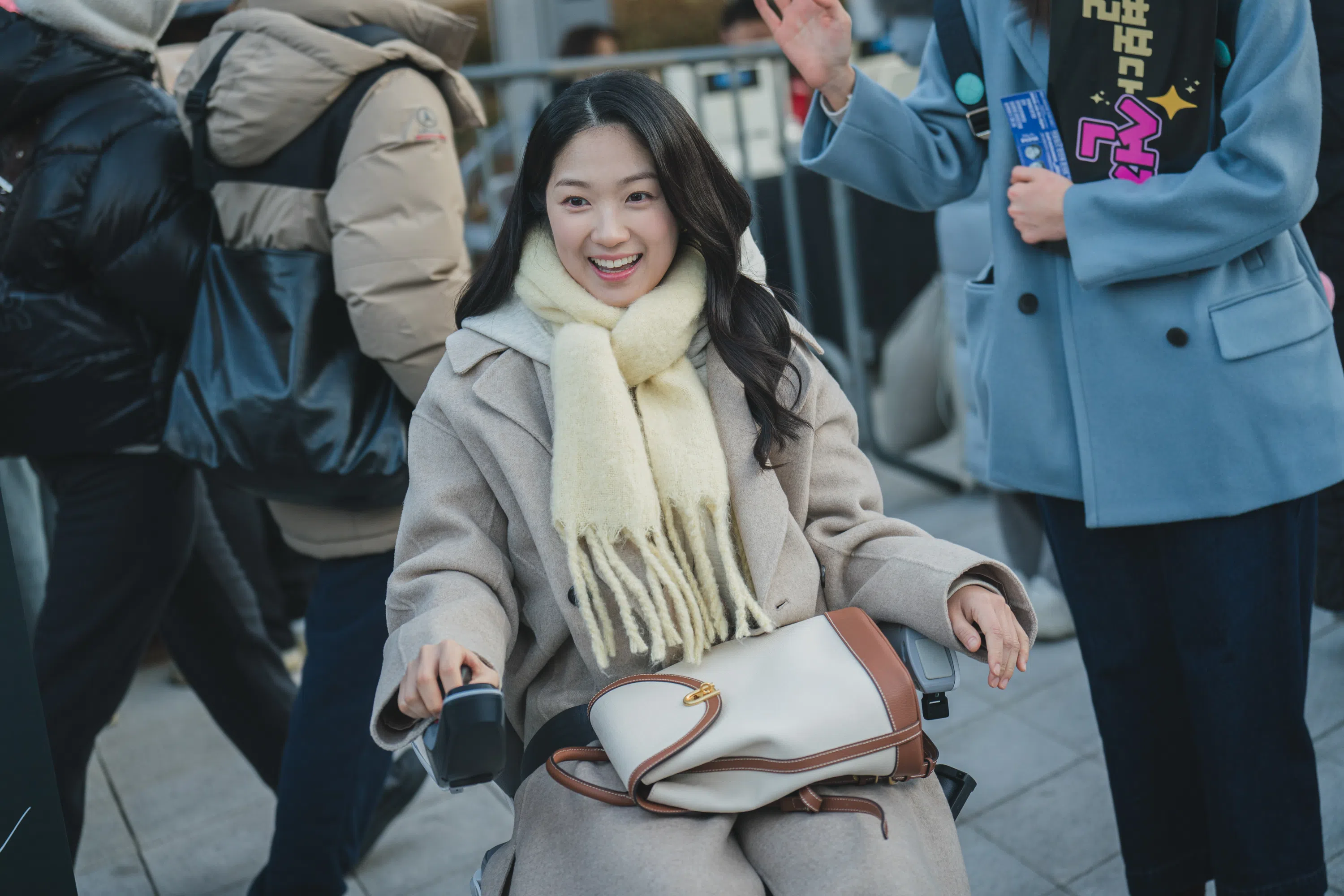 金惠允饰演的任素本来是个活泼的阳光女孩，却因意外而失去双腿的行动力。（Viu提供）