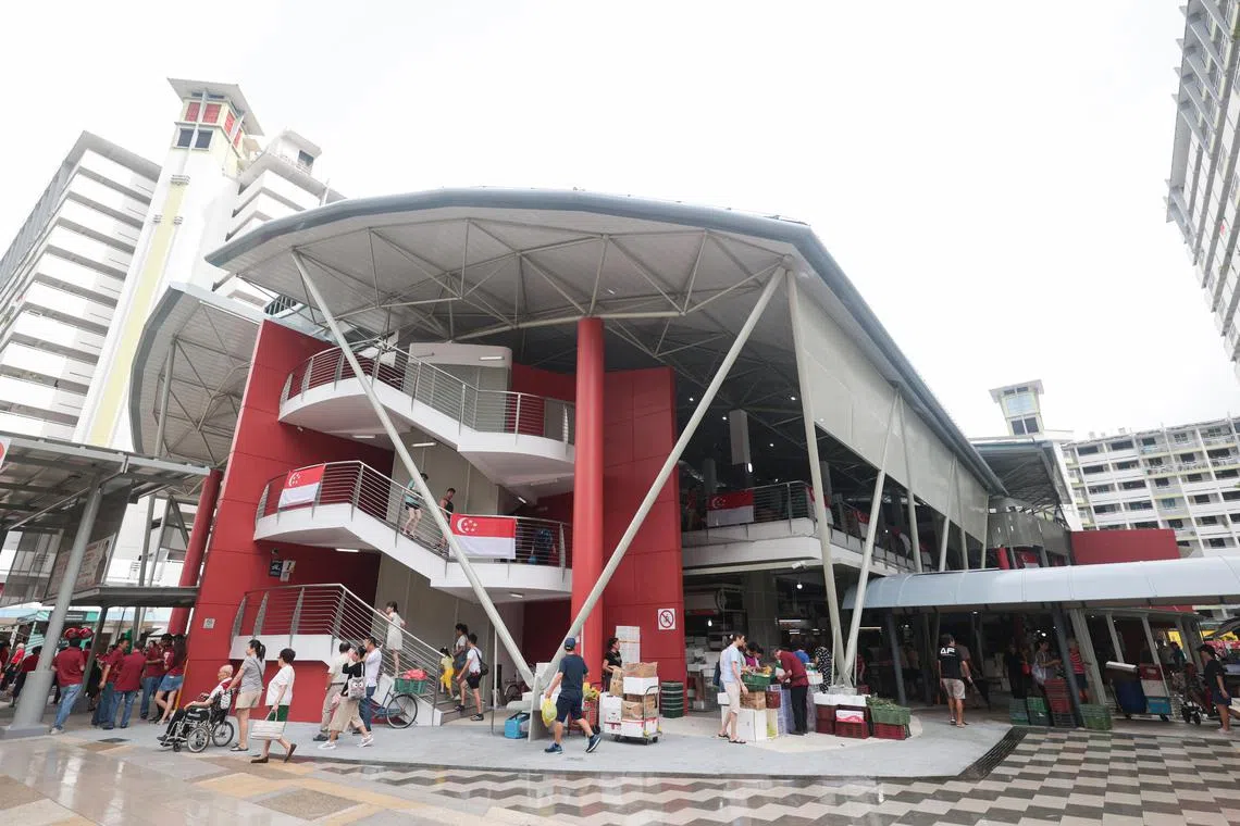 大巴窑1巷第127座巴刹与小贩中心每隔五至七年进行翻新，上一次翻新是在2018年。（李冠卫摄）