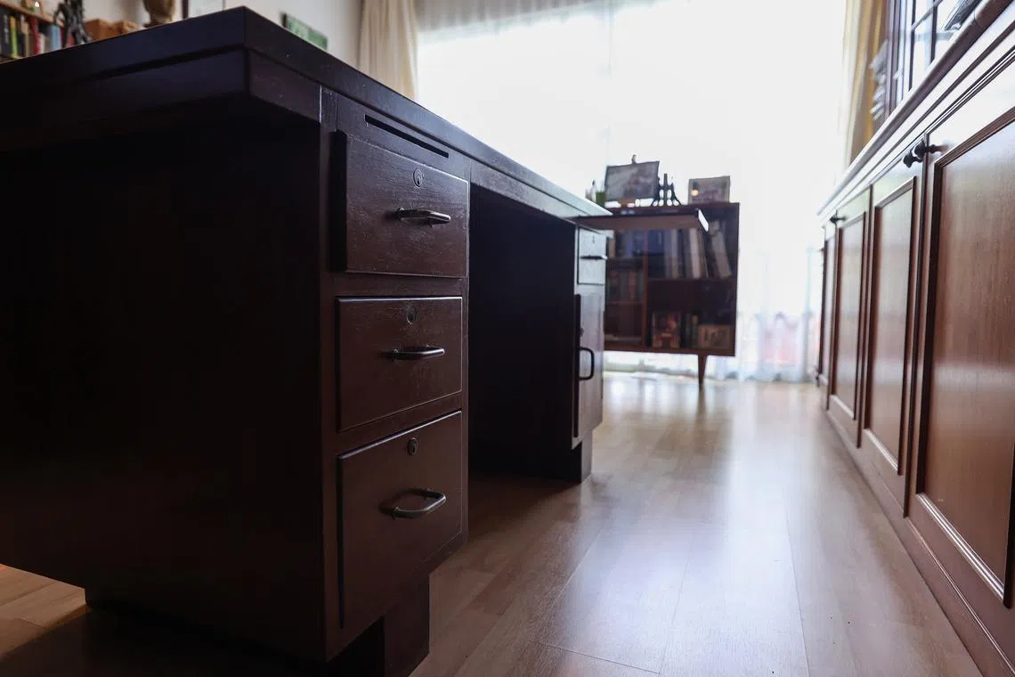 成汉通在报馆搬迁前，以50块钱买下的办公桌，至今仍在使用。（白艳琳摄）