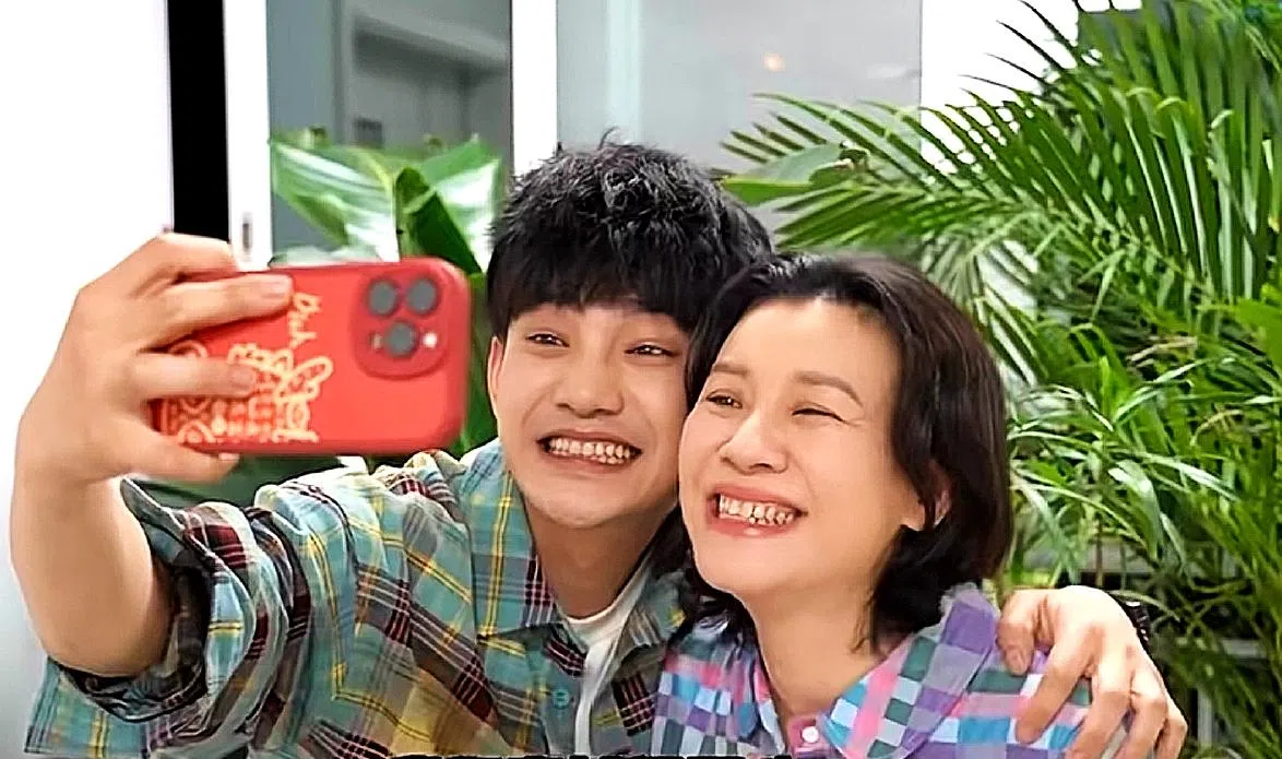 《我的妈妈是校花》故事讲述孔小灿（蒋龙饰，左）为了救身患重病的孔桂芳（刘琳饰），用自己的寿命作为交易。（取自微博）