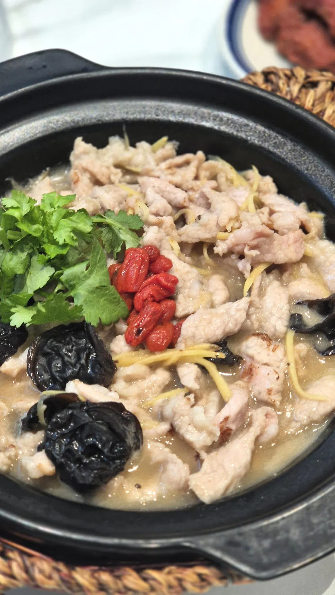 黄酒姜丝猪肉散发浓浓酒香。 （陈爱薇摄）