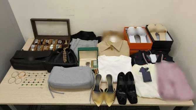 起获侵犯商标权的商品包括名牌包、手表、服饰、鞋子和配件，估计市值超过18万元。（新加坡警察部队提供）