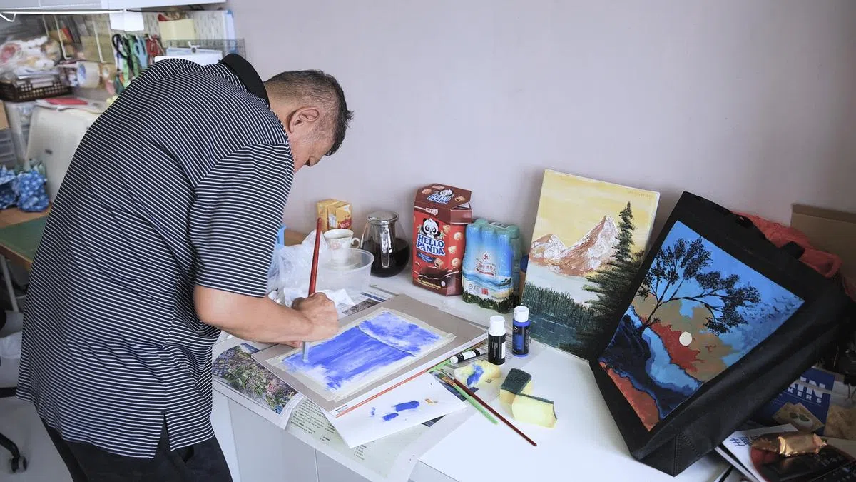 张志成在休养期间学画，重拾心情面对人生。