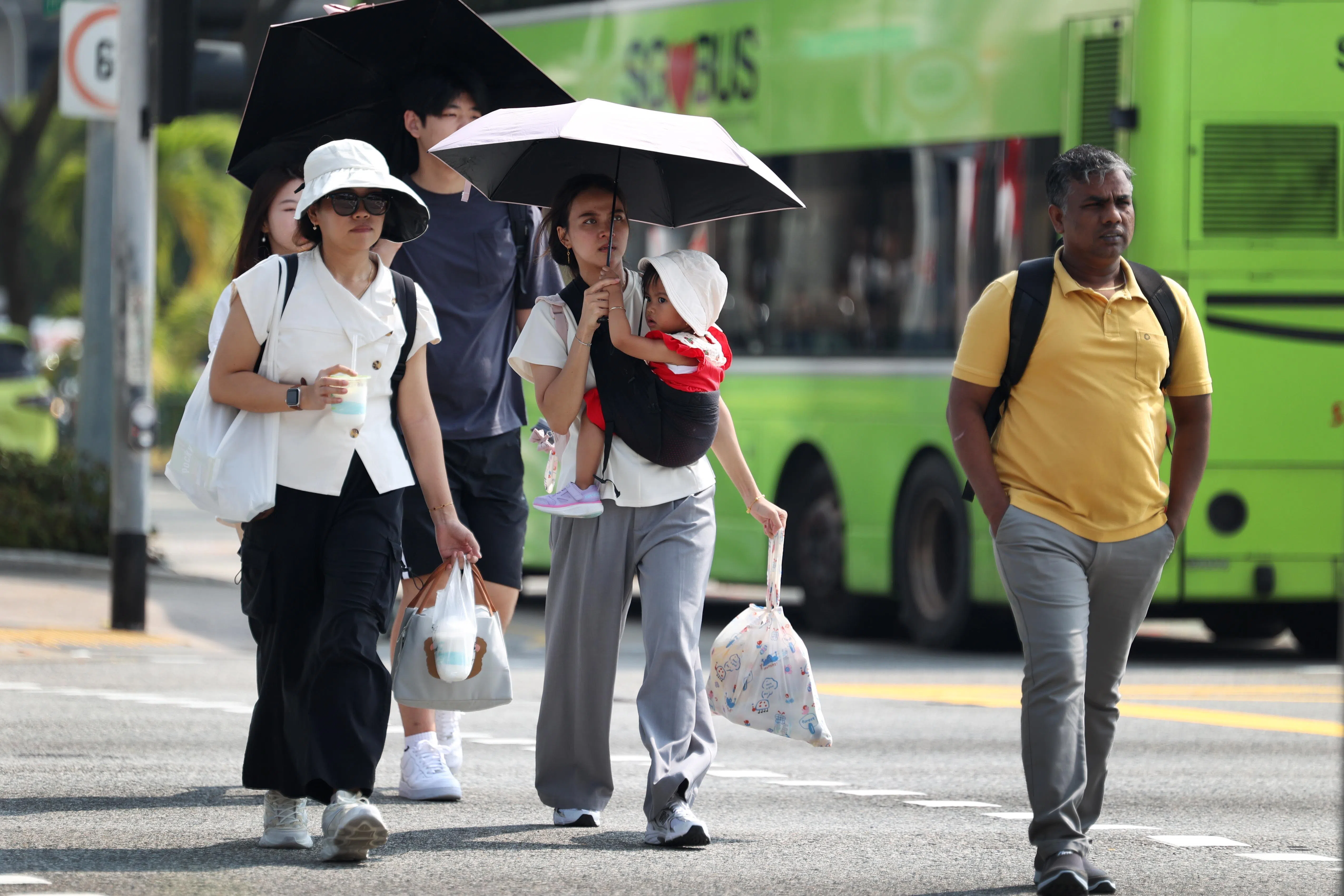 每个人对高温的适应能力和可动用的资源不同，孕妇、年长者和孩童一般属于中暑风险较高的群体。（何家俊摄）