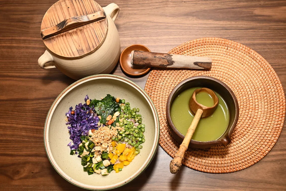 七彩25谷米擂茶饭营养丰富兼具客家特色，上桌时食客可体验“擂”（研磨）的乐趣，并选择个人喜欢的进食方式。（餐馆提供）