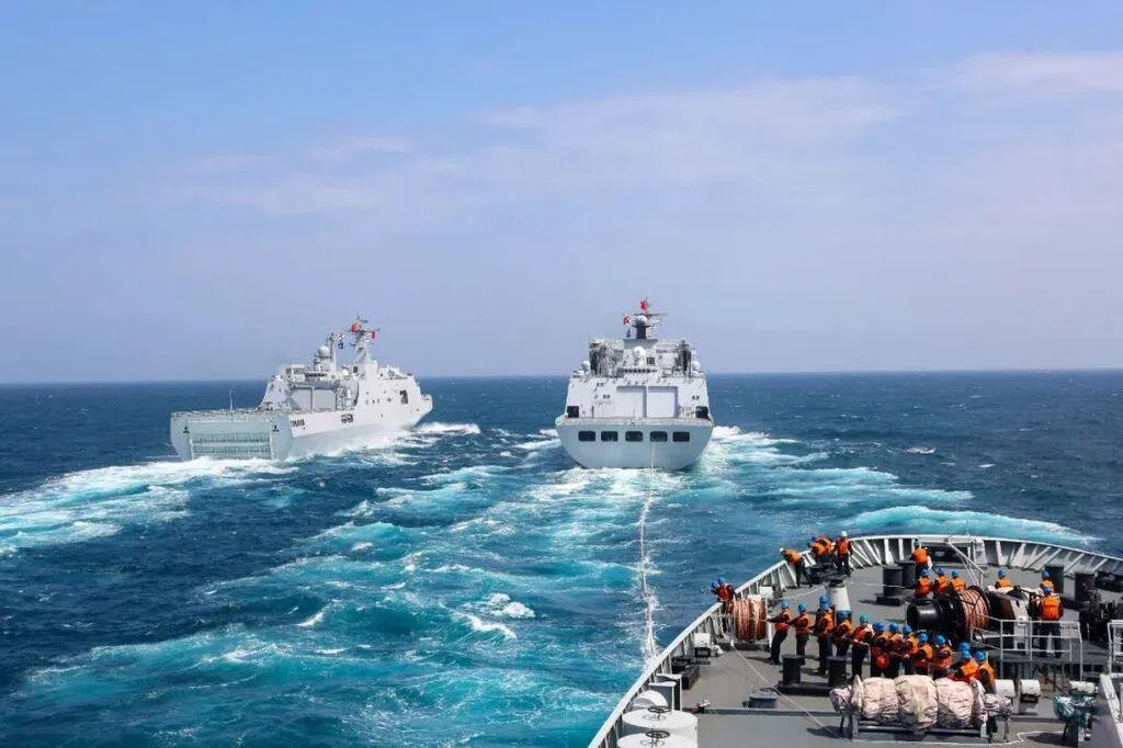 解放军南部战区上周在南中国海巡航四天，并批评菲律宾拉拢域外国家组织联合巡航，搅局南中国海，破坏地区和平稳定。