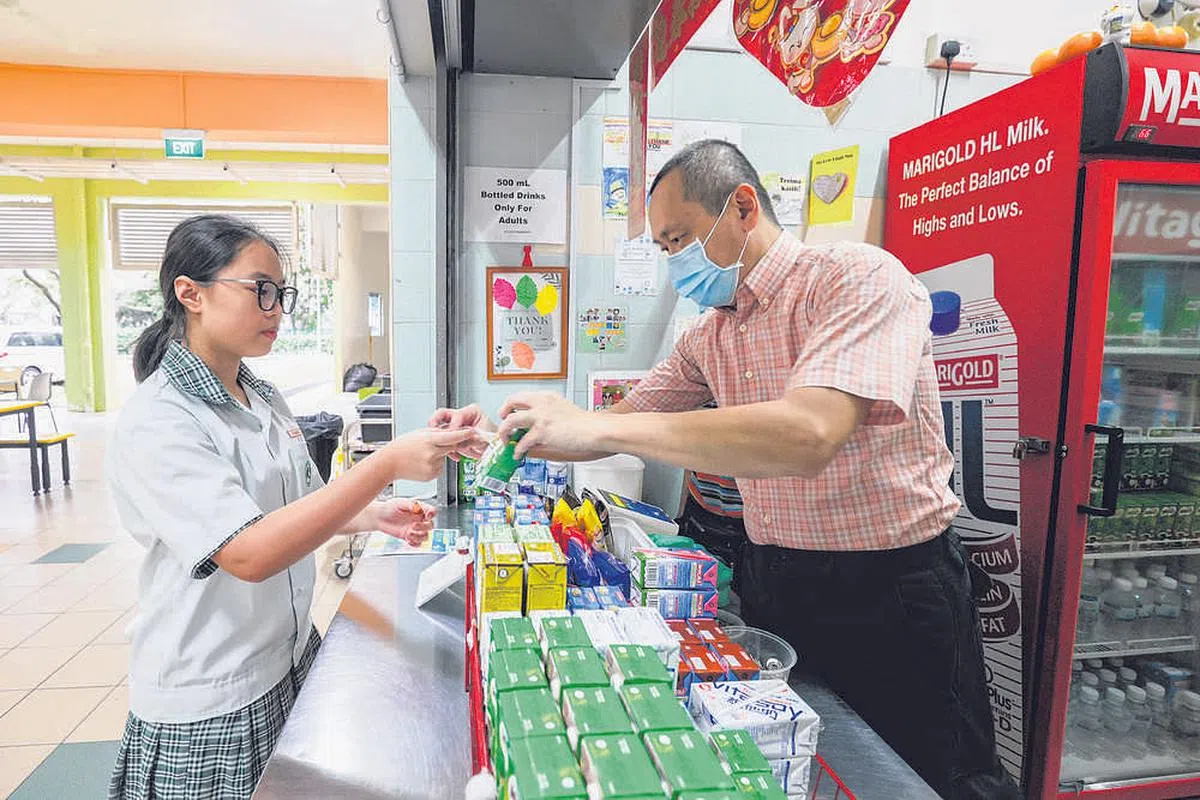 健康饮食习惯应从小养成。德林小学的学生在食堂也会参考营养等级标签选择饮料。（卓祾祎摄）