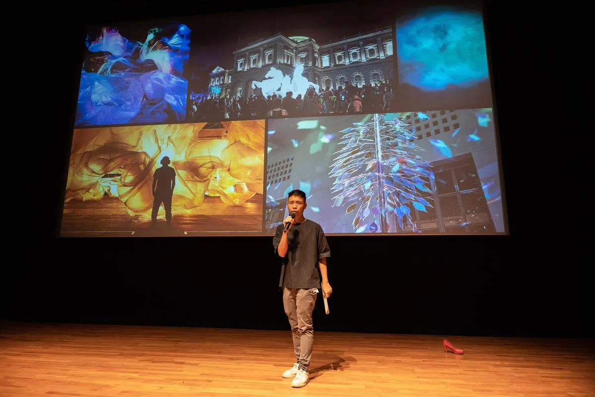 仲夏夜空艺术节新上任节目策划总监周友君在发布上宣布今年节目亮点。（张荣摄影）