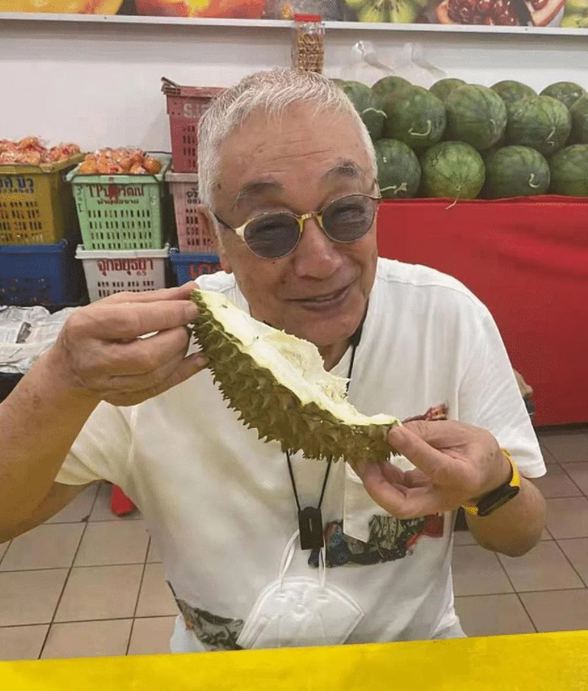 曾江到榴莲档口品尝榴莲。（图/互联网）