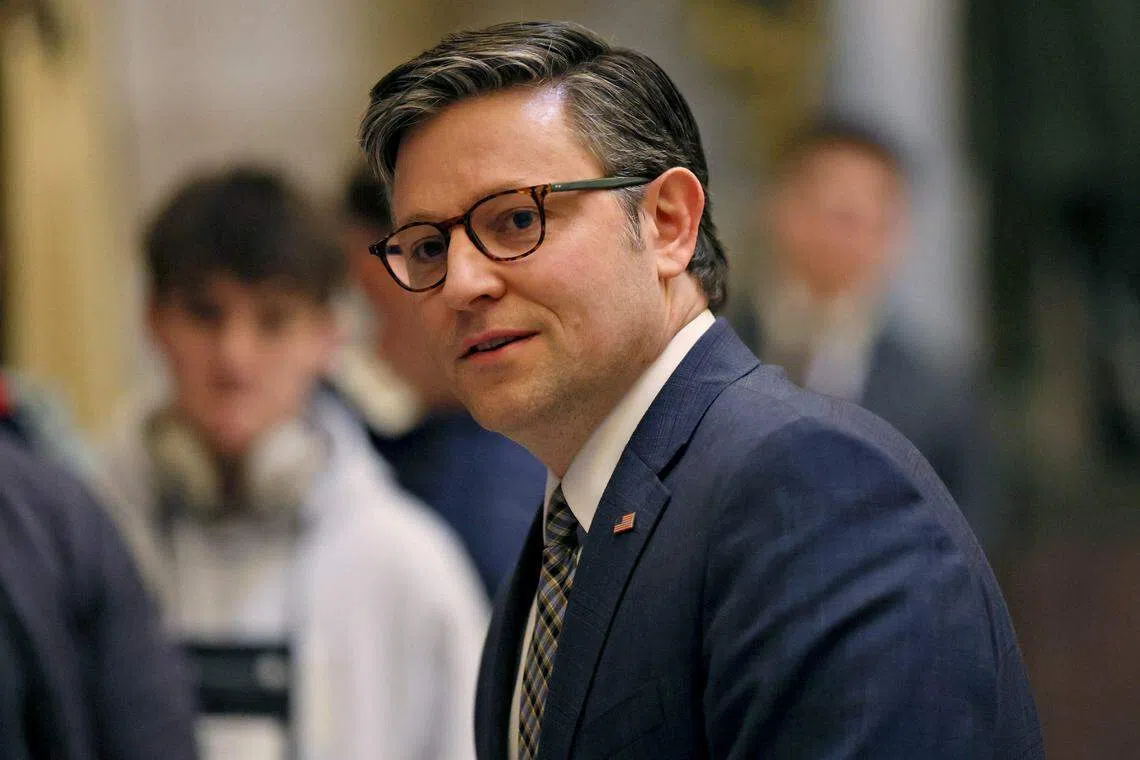 本月早前，共和党籍众院议长约翰逊和参院多数党领袖舒默就一项总额达1.59万亿美元的支出协议达成一致。一些保守派共和党人要求削减政府开支并加入边境安全条款，但约翰逊坚持与民主党达成这项协议。（路透社）