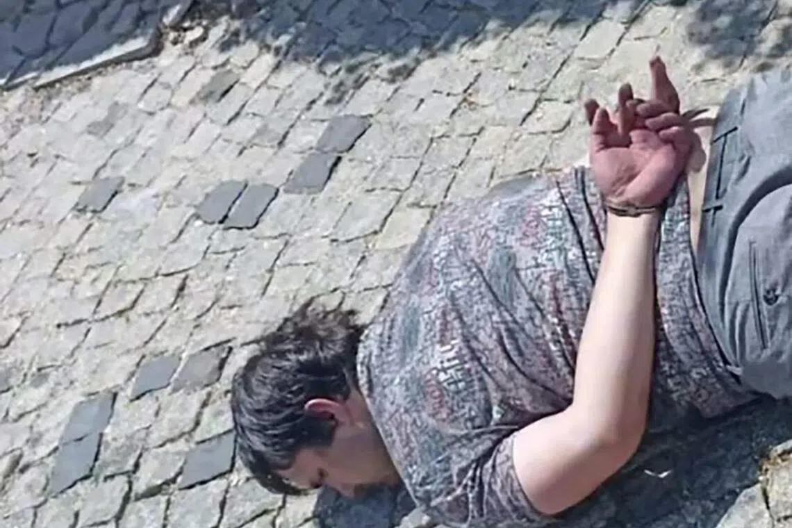 土耳其德米罗伦通讯社7月24日发布的视频截图显示，涉及莫斯科炸弹袭击案的俄罗斯人在在土耳其西南部城市博德鲁姆被捕。（法新社）