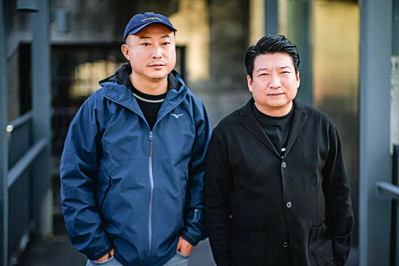 张志勇（右）与中国导演耿军是儿时玩伴，2024年凭耿军执导的电影《漂亮朋友》摘下影帝。（互联网）