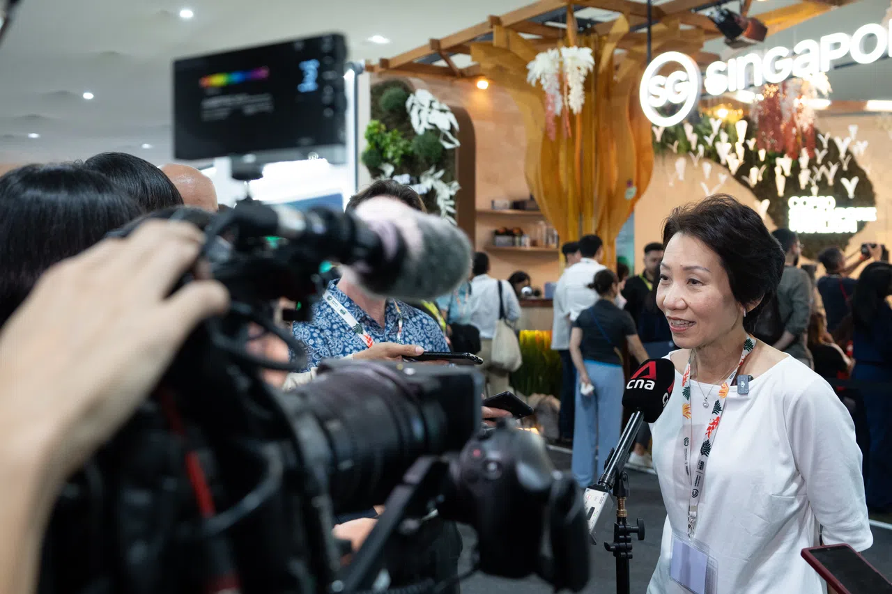 傅海燕（右）呼吁各国继续推进协商，一步步达成共识，最终过渡到落实阶段。（COP30新加坡馆提供）