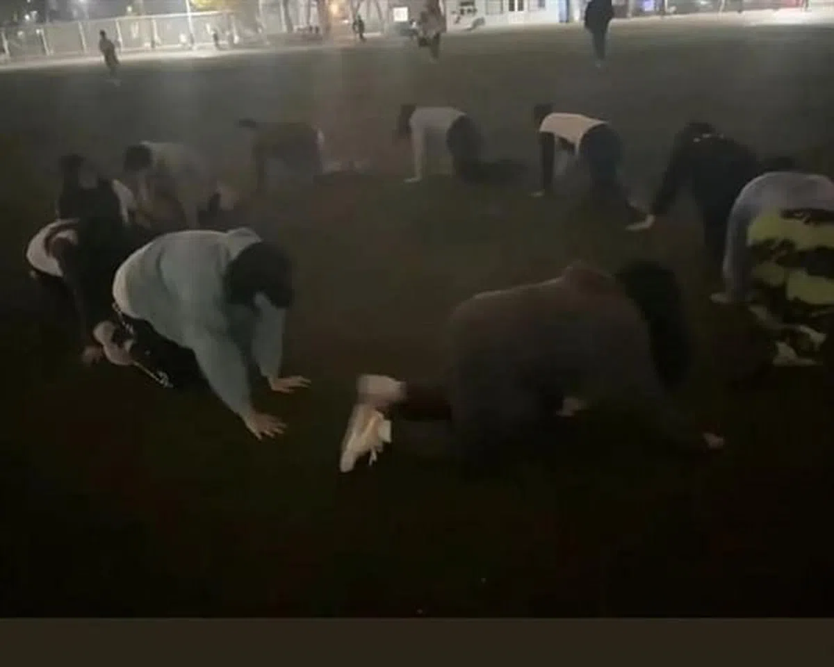 中国大学生近日一度兴起夜间集体爬行。（互联网）