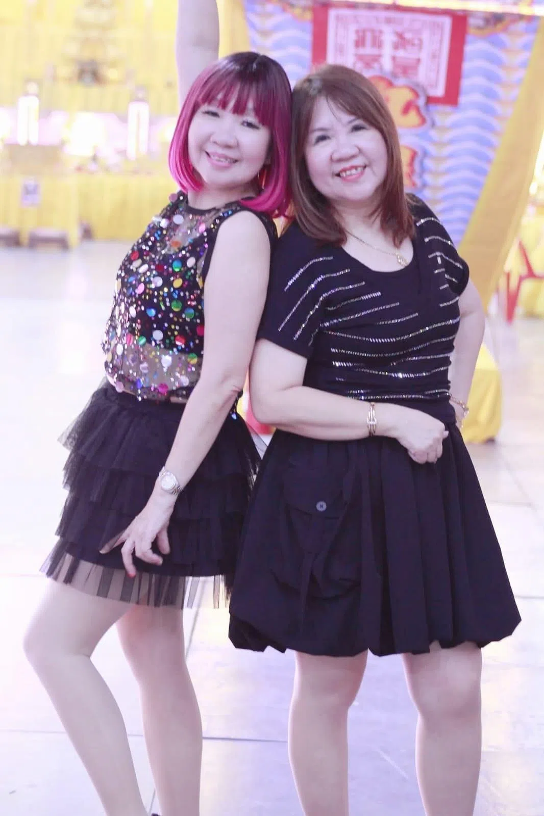 妹妹陈爱莲（左）从小活泼开朗，爱唱歌和跳舞，较有主见；姐姐陈爱清则斯文内向，性格随和。（受访者提供）