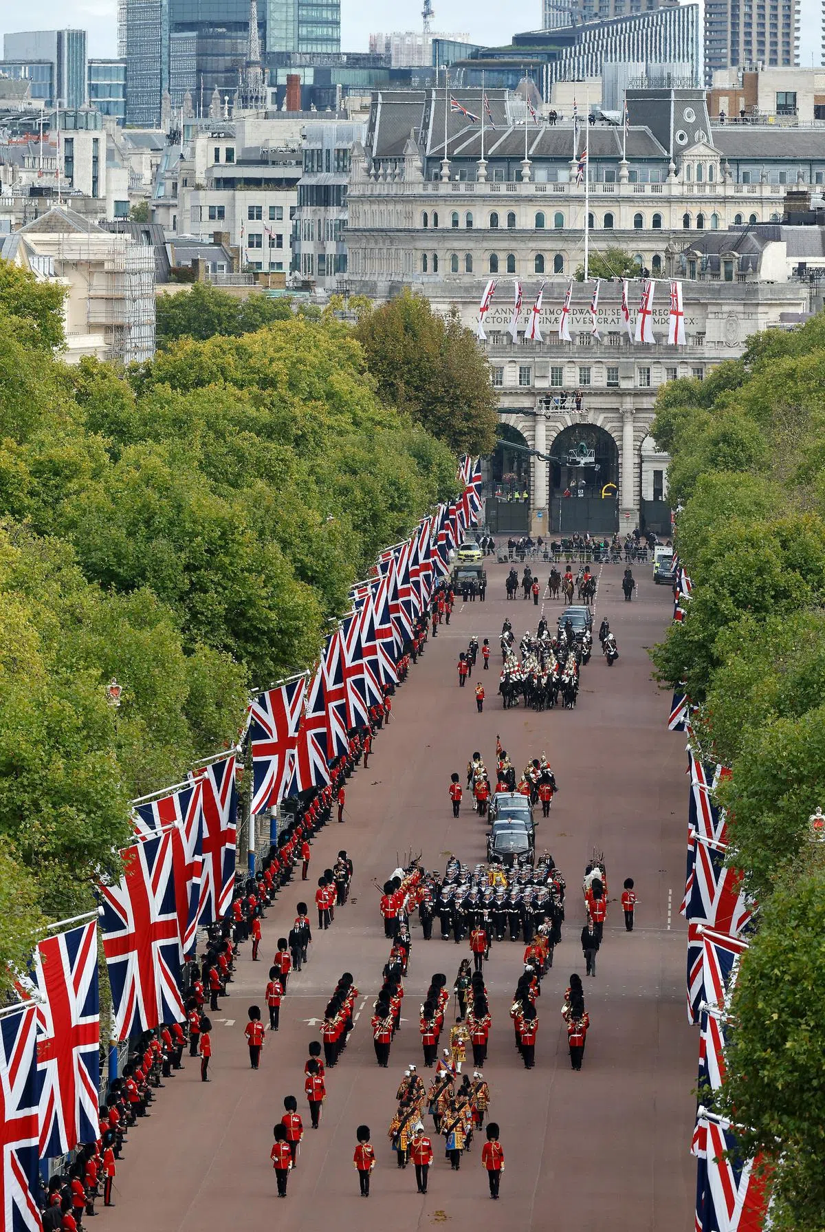 女王灵柩队伍。（路透社） 