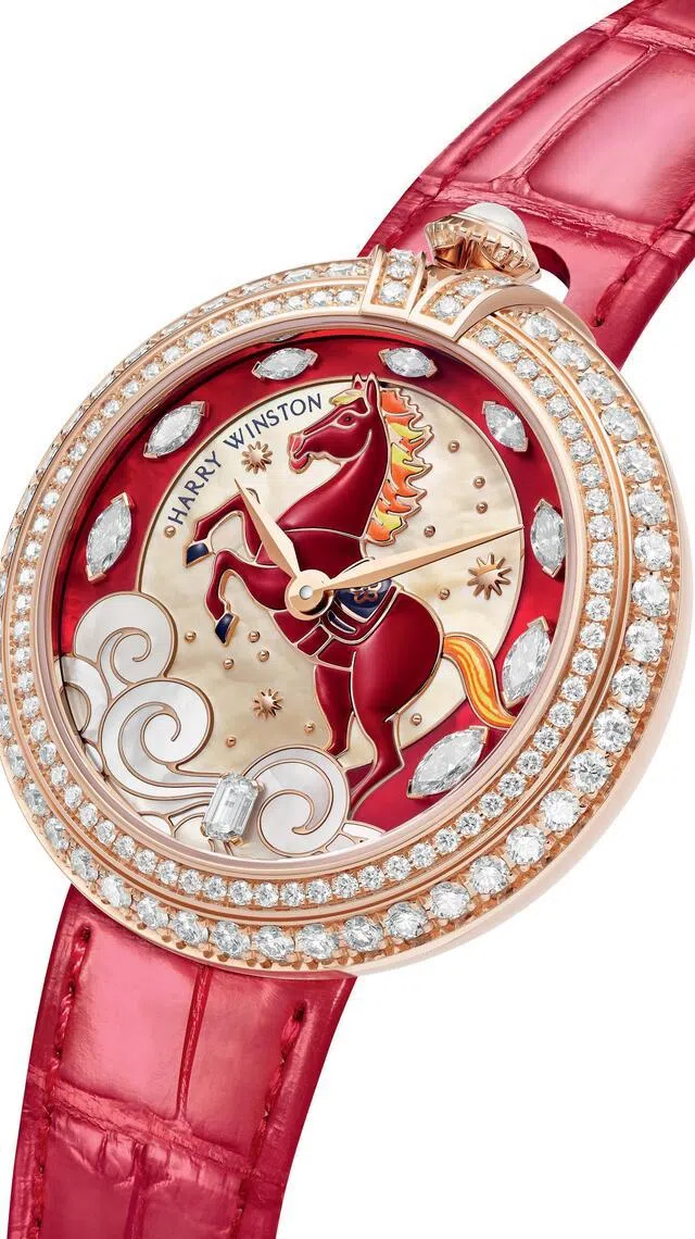 海瑞温斯顿Moments系列36毫米玫瑰金腕表，一匹火红骏马立体镶贴于表盘中央。（海瑞温斯顿提供）