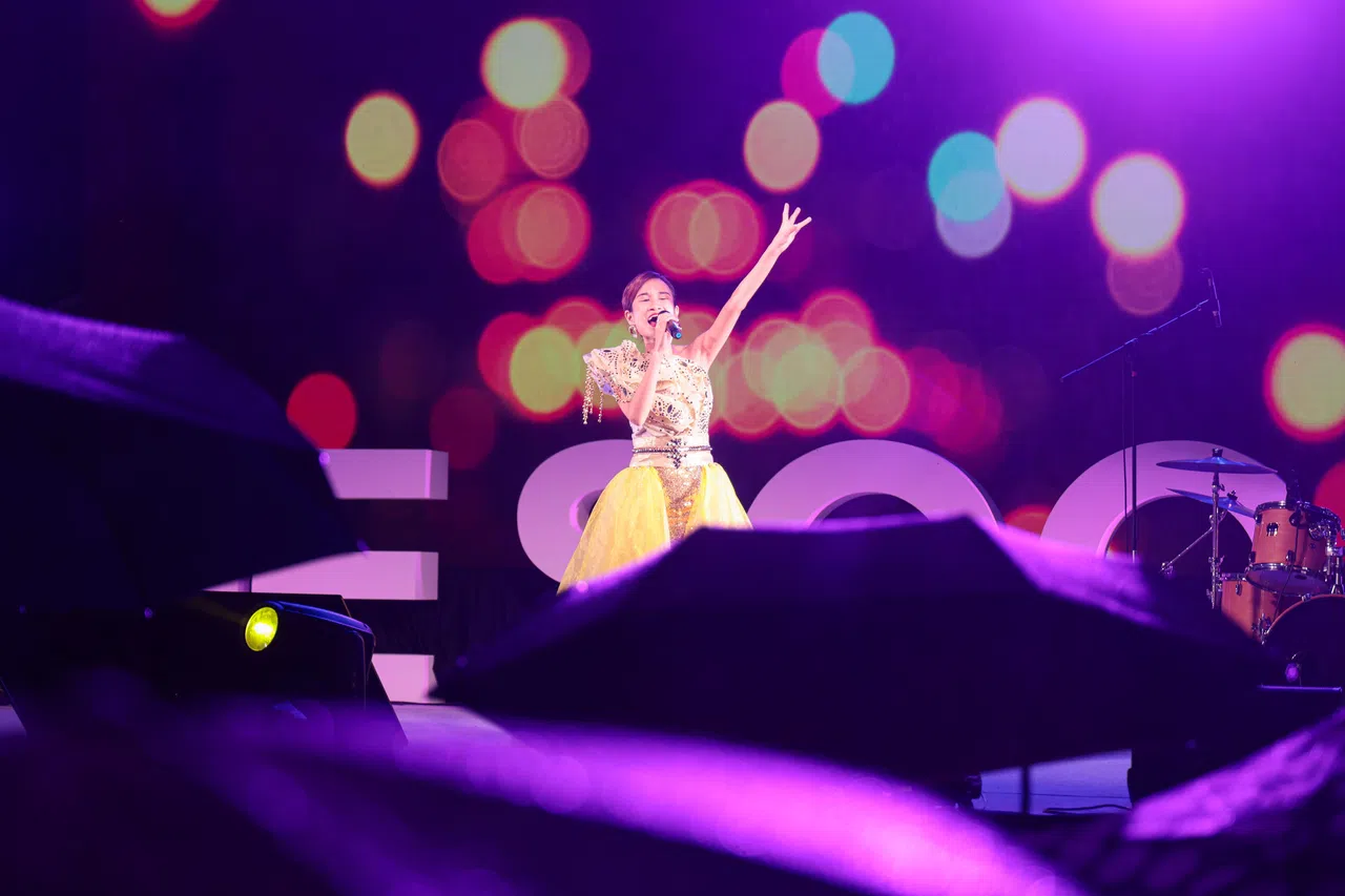 歌台小阿姐李佩芬带来的精彩演唱，让公众大饱耳福。（李冠卫摄）