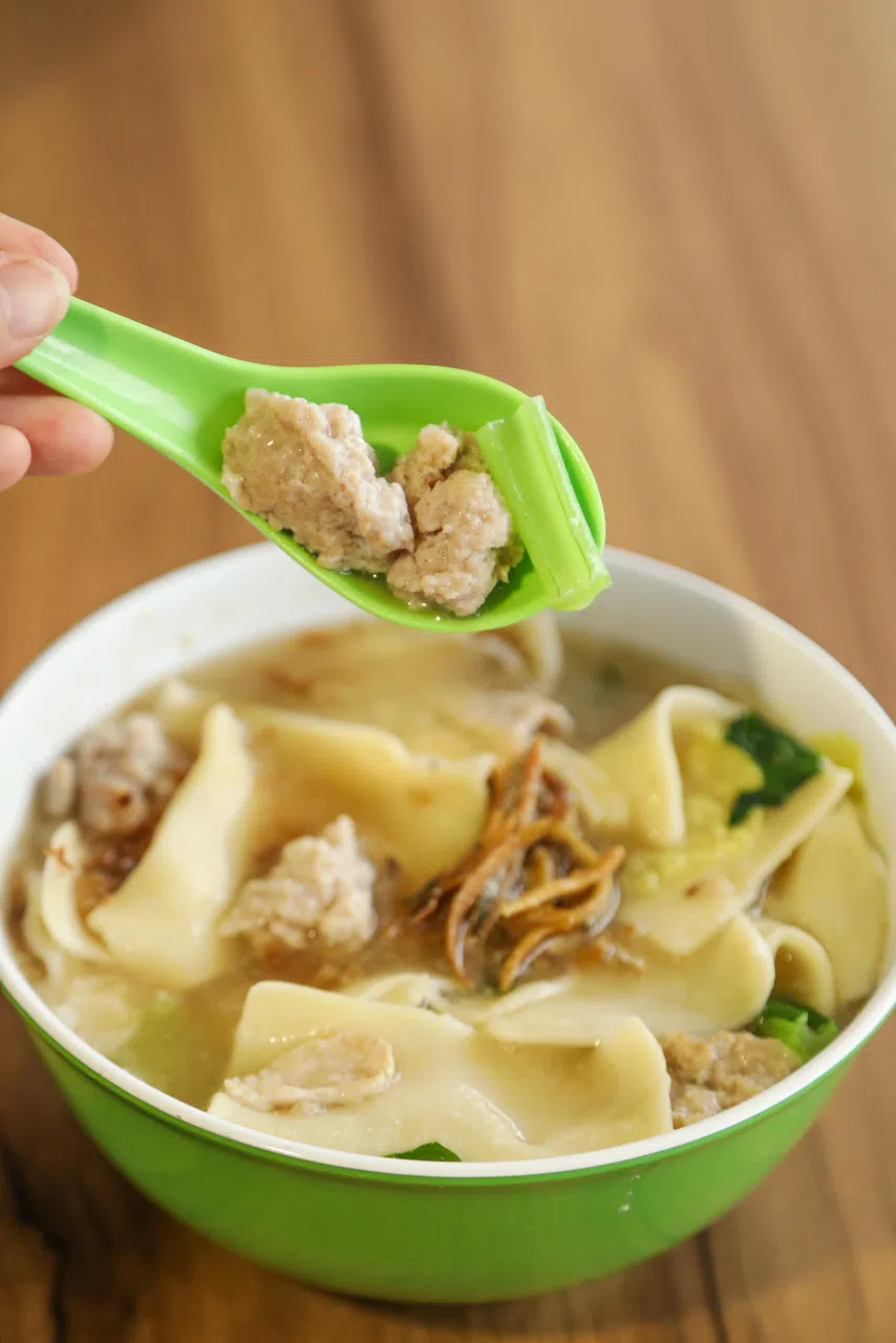 面粉粿汤头清甜顺口，既不油腻，也不过咸。（刘欣怡摄）