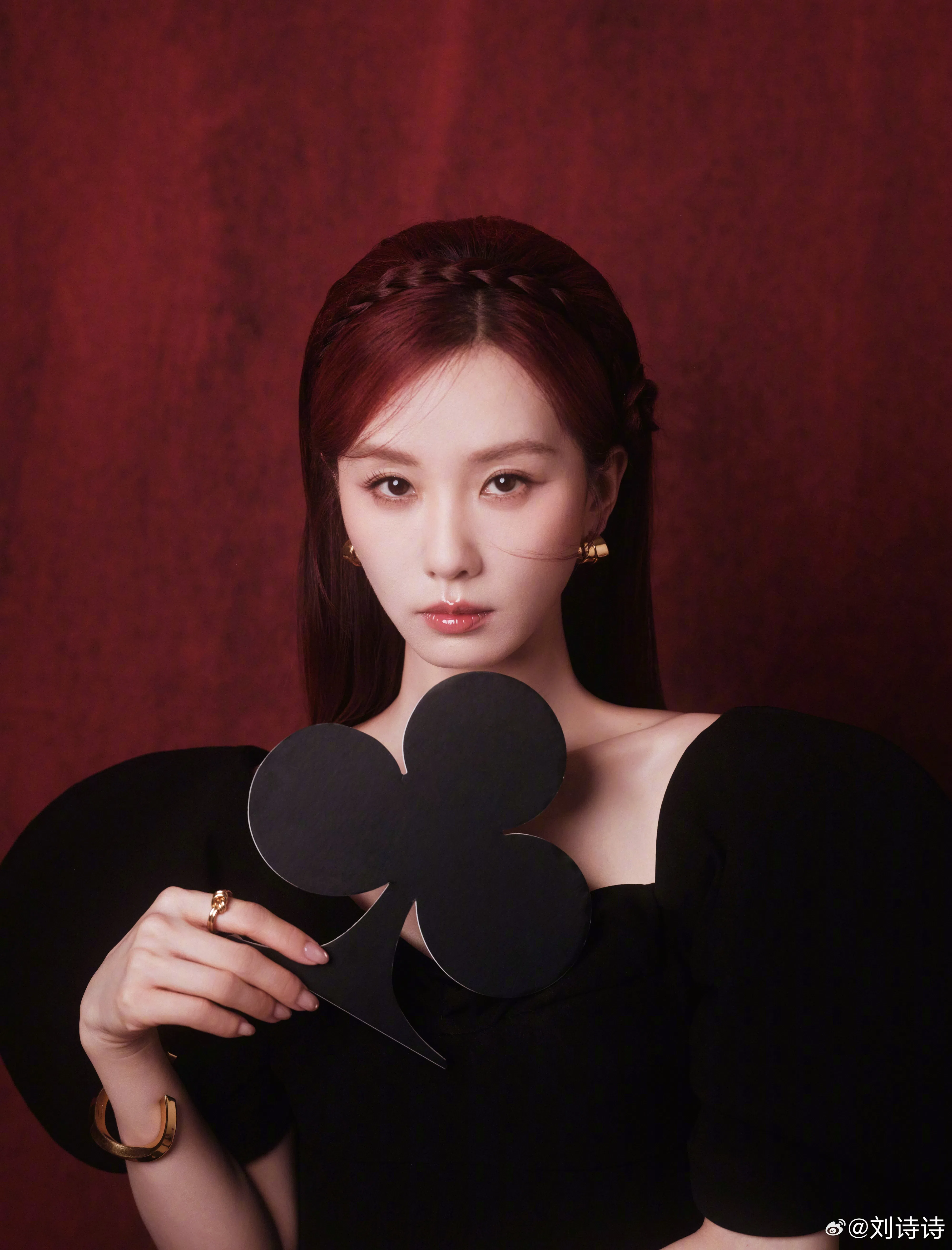 刘诗诗原本到手的奖座，却因为失误落到了白鹿手上。（取自刘诗诗微博）