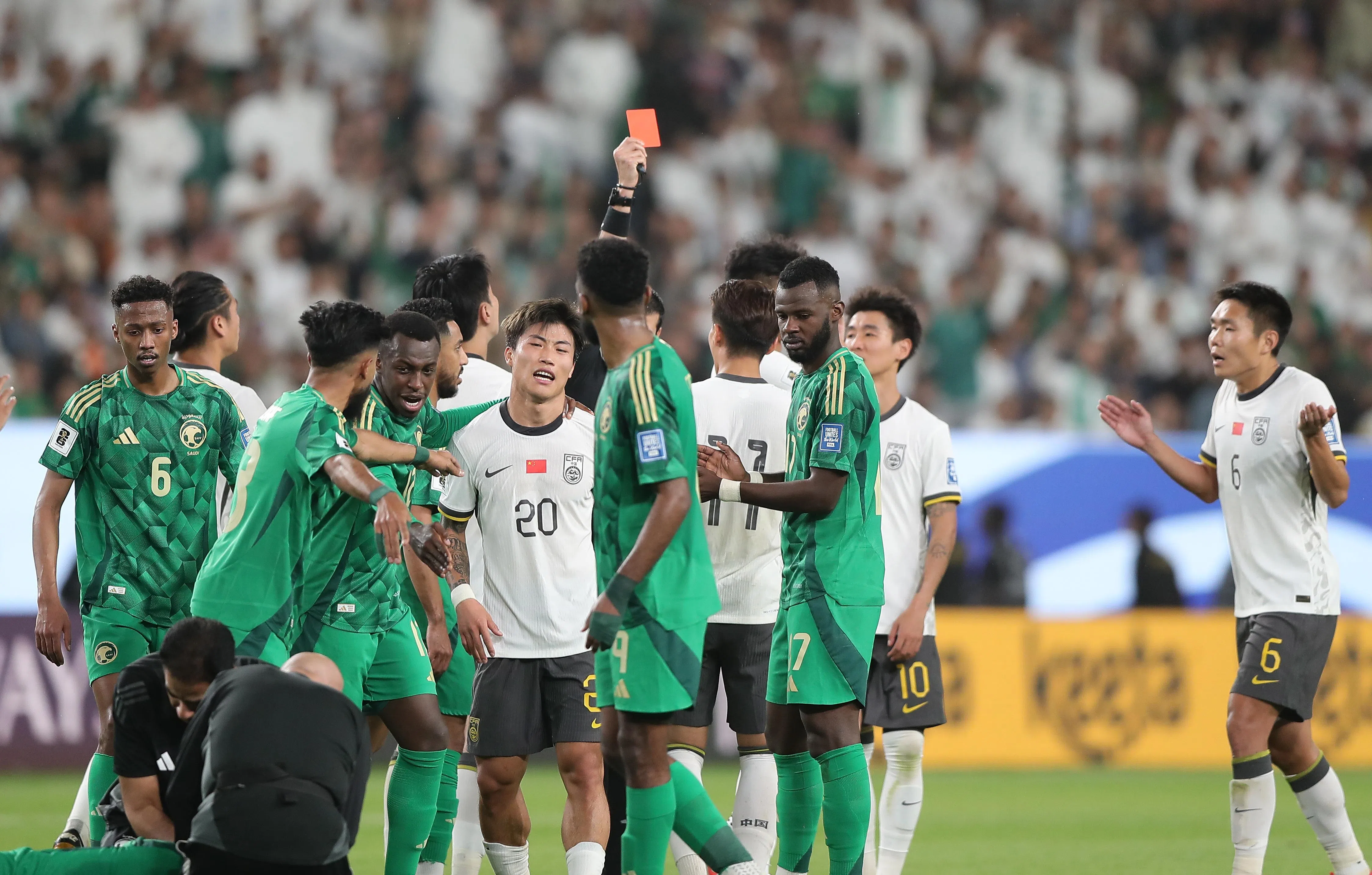 主裁判向林良铭（11号）出示红牌，导致中国队陷入困境。（新华社）