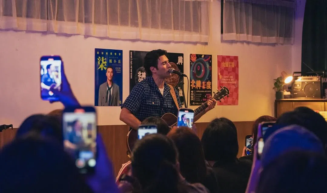 凤小岳首次来新开唱，选在温馨的场地Room2F与歌迷见面。（取自凤小岳IG）