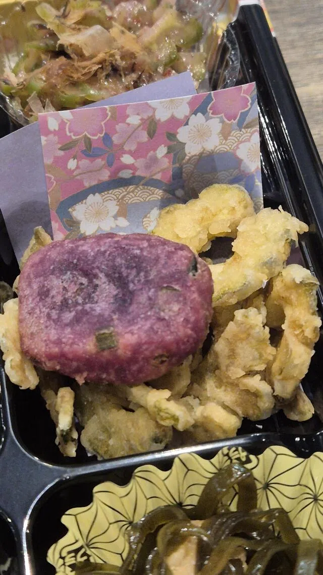 利用冲绳两大特产炸制的苦瓜和紫薯天妇罗。（陈爱薇摄）