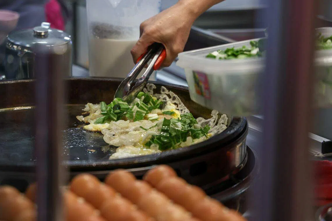 蚵仔煎少鸡蛋多粉浆，会是你喜欢的口感吗？（卓祾祎摄）