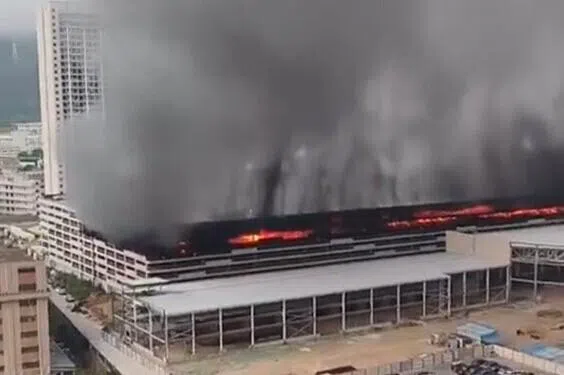 针对网传比亚迪工厂起火事件，中国电动汽车巨企比亚迪回应称，停放试验和报废车的车库星期二（4月14日）凌晨发生火情，火势扑灭，无人员伤亡。